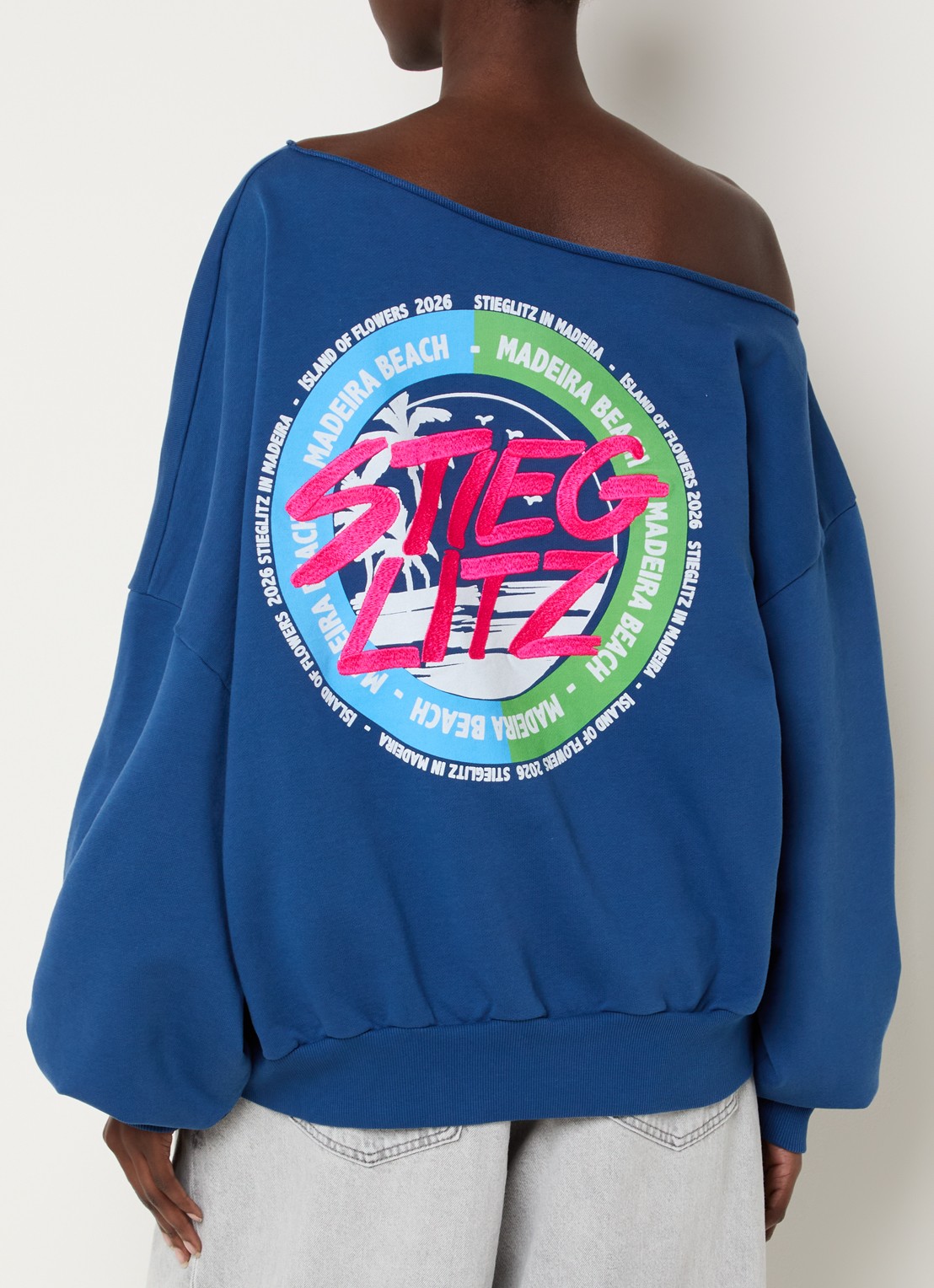 Stieglitz Maik off shoulder oversized sweater met logo- en backprint - detail 4 blauw