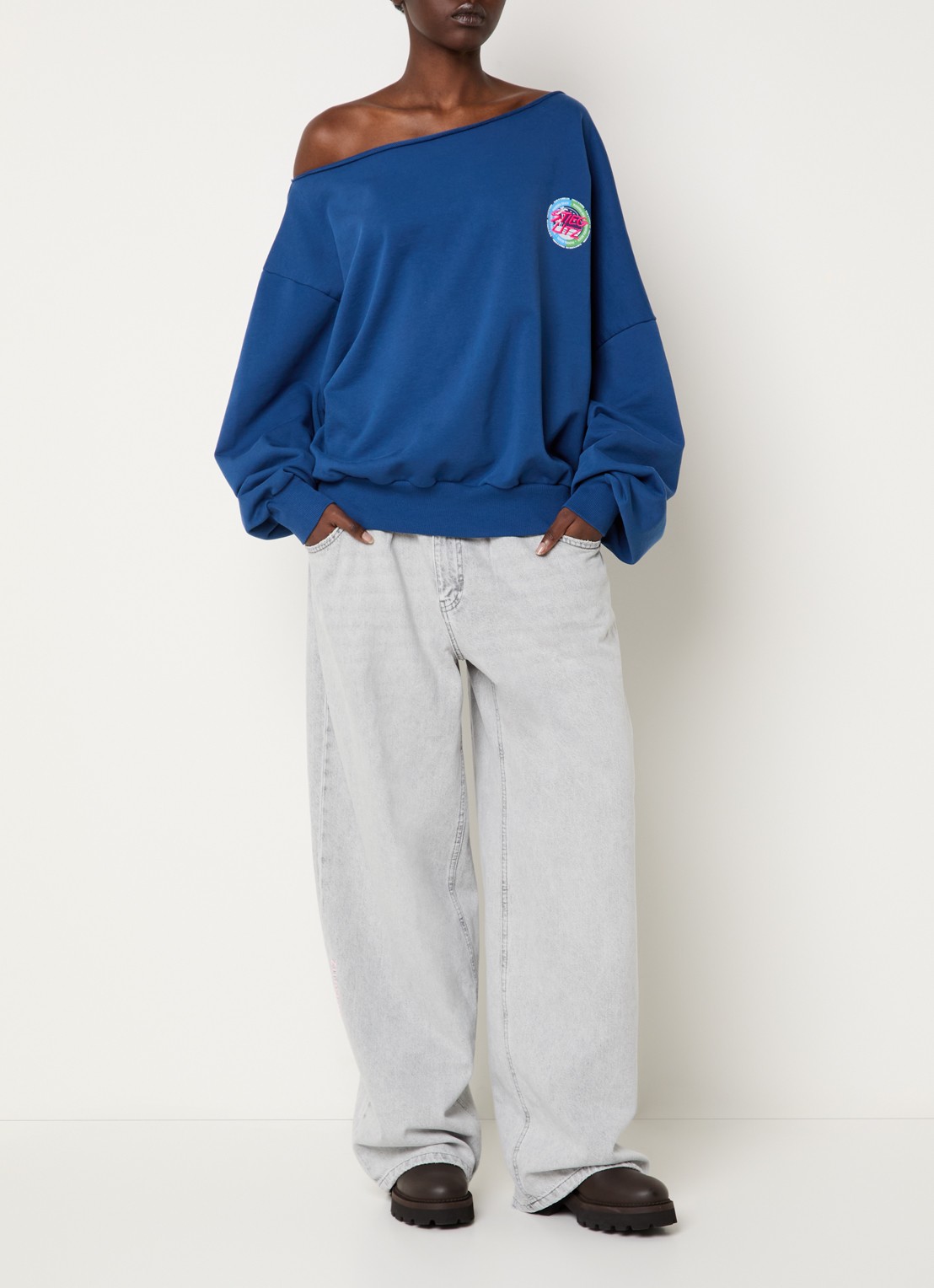 Stieglitz Maik off shoulder oversized sweater met logo- en backprint - voorkant 2 blauw