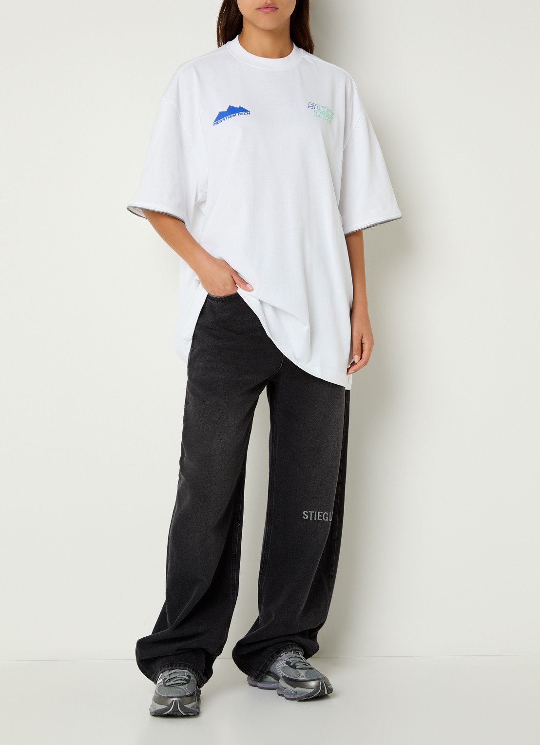 Stieglitz Mare oversized longsleeve met logo- en backprint - voorkant 4 wit