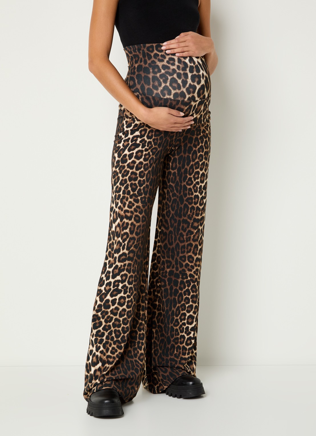 Stieglitz Sabrina high waist flared fit zwangerschapsbroek met panterprint - detail 2 bruin