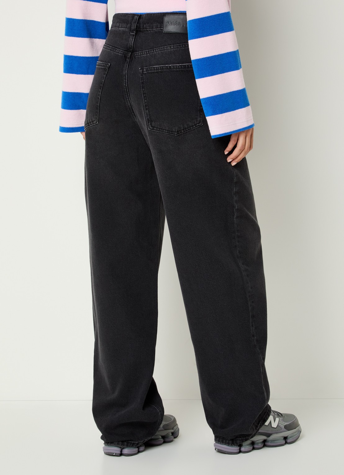 Stieglitz Teresa high waist loose fit jeans met steekzakken - achterkant zwart