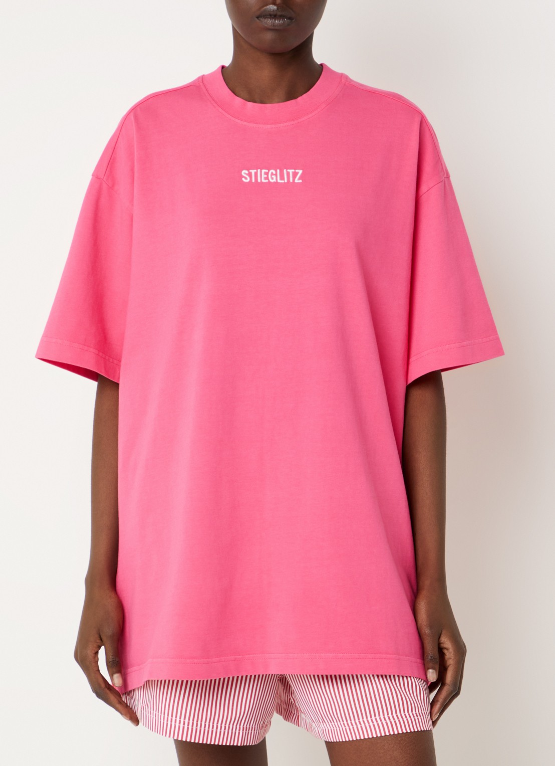 Stieglitz Worn-out oversized T-shirt met logoborduring - detail 4 donkerroze