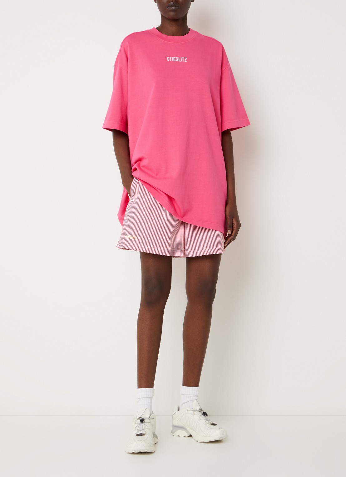 Stieglitz Worn-out oversized T-shirt met logoborduring - voorkant 2 donkerroze
