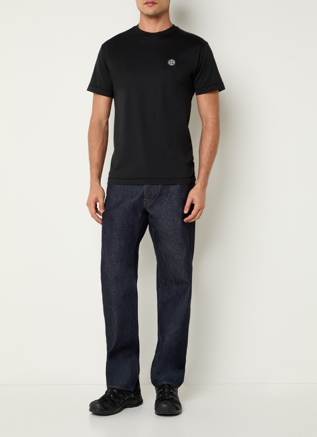 Stone Island 11002 T-shirt met logo - voorkant 4 zwart