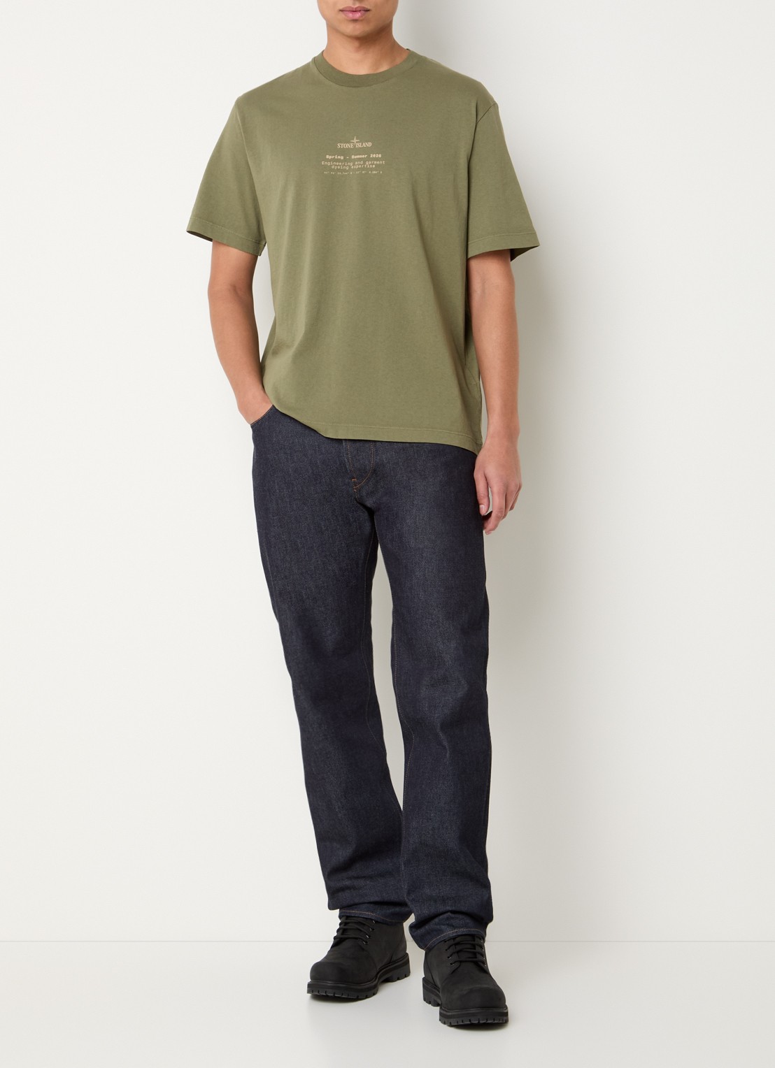 Stone Island 12002 T-shirt met logo- en backprint - voorkant 3 olijfgroen
