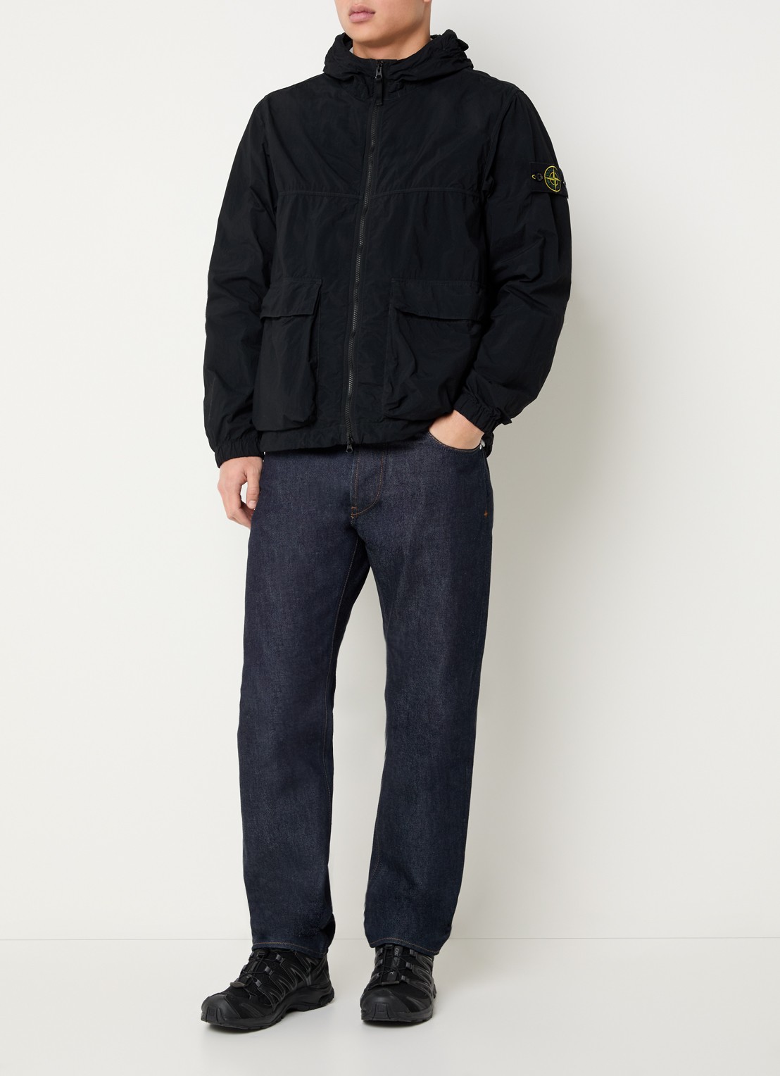 Stone Island 12572 regenjack met capuchon en klepzakken - voorkant 2 zwart