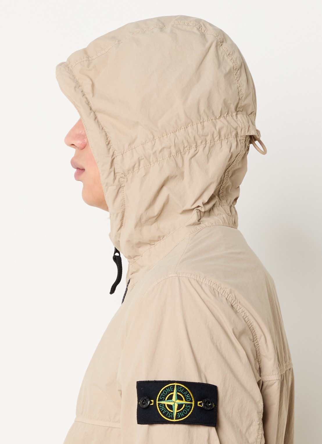 Stone Island 12572 regenjack met capuchon en klepzakken - detail 4 beige