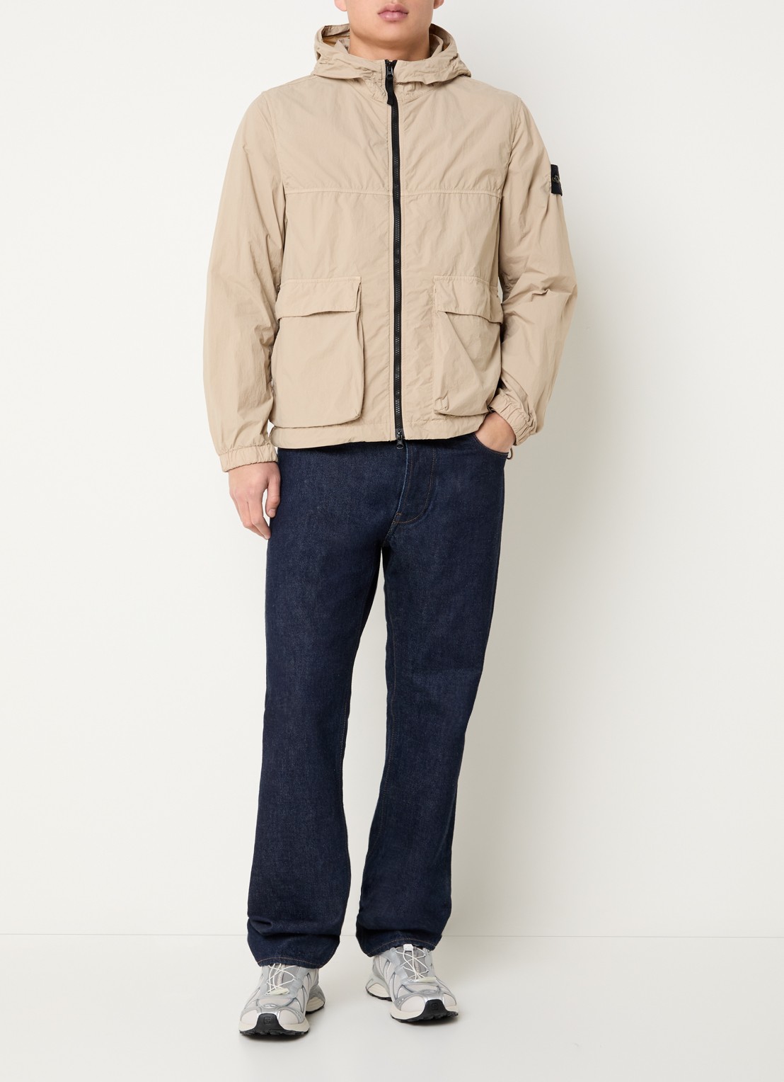 Stone Island 12572 regenjack met capuchon en klepzakken - voorkant 2 beige