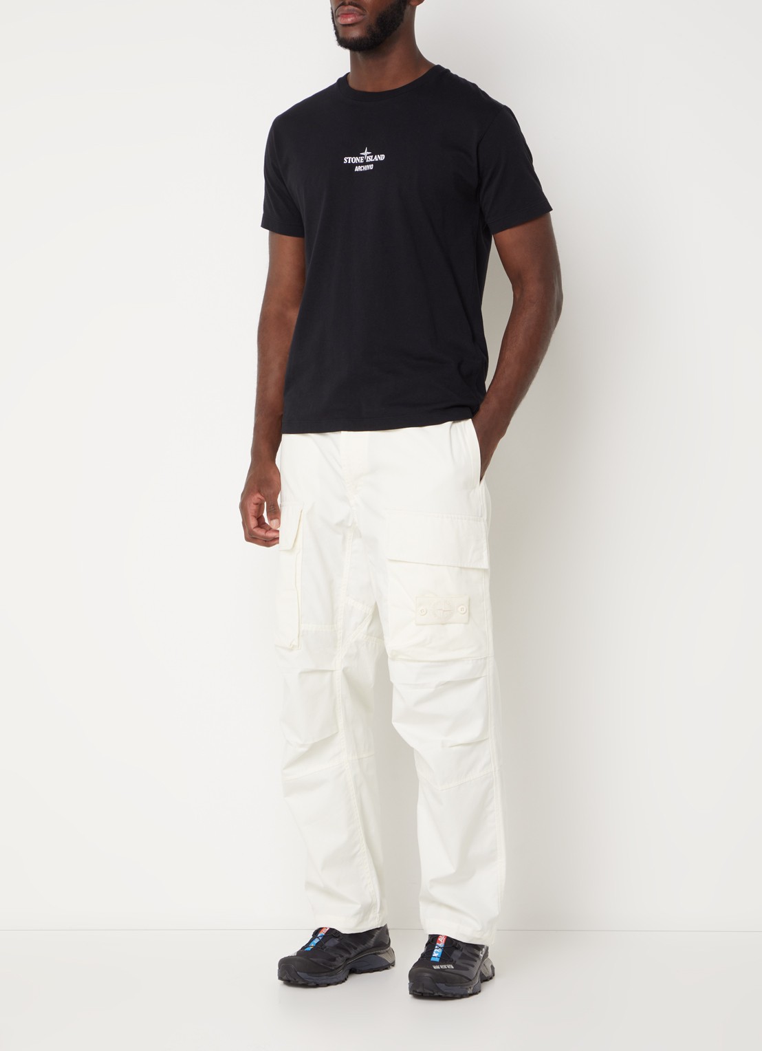 Stone Island 309F1 loose fit cargobroek met klepzakken en logo - voorkant 3 creme