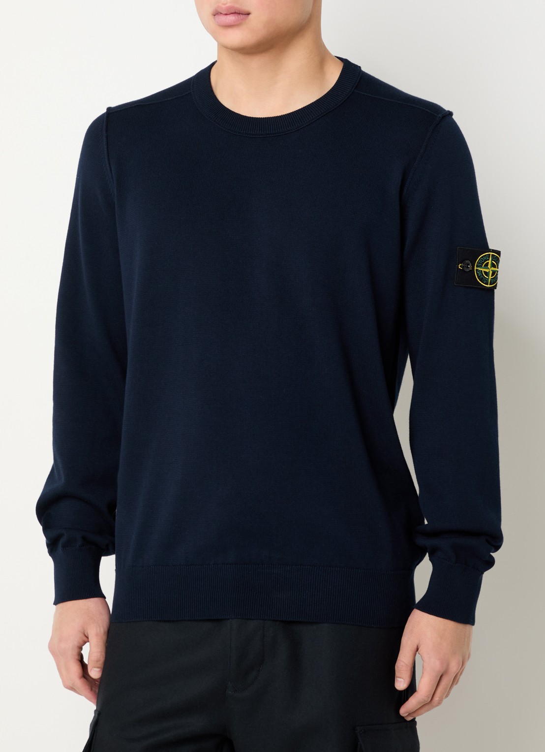 Stone Island 86002 fijngebreide trui met logo - detail donkerblauw