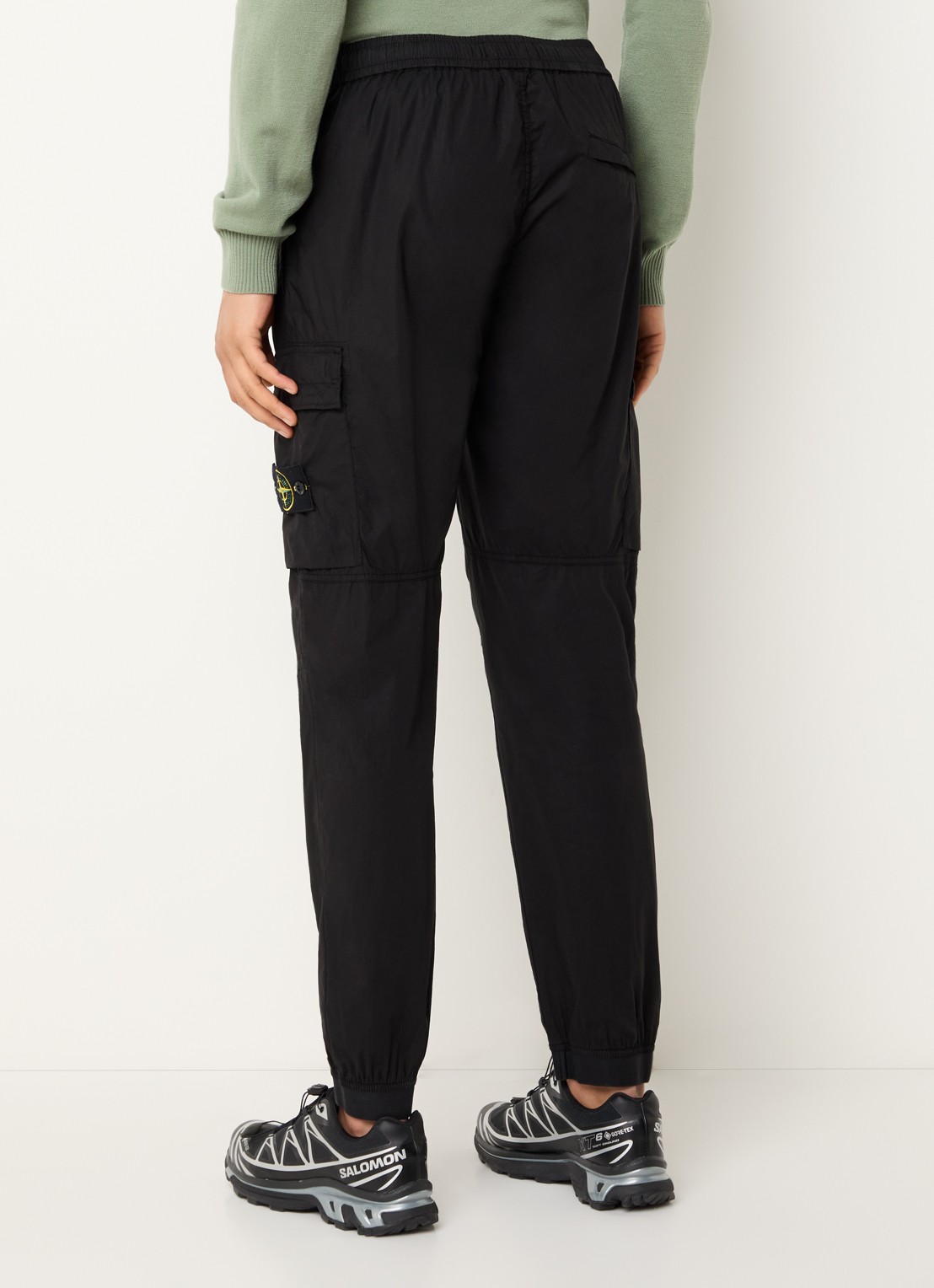 Stone Island 93582 tapered fit cargobroek met steekzakken en logo - achterkant zwart
