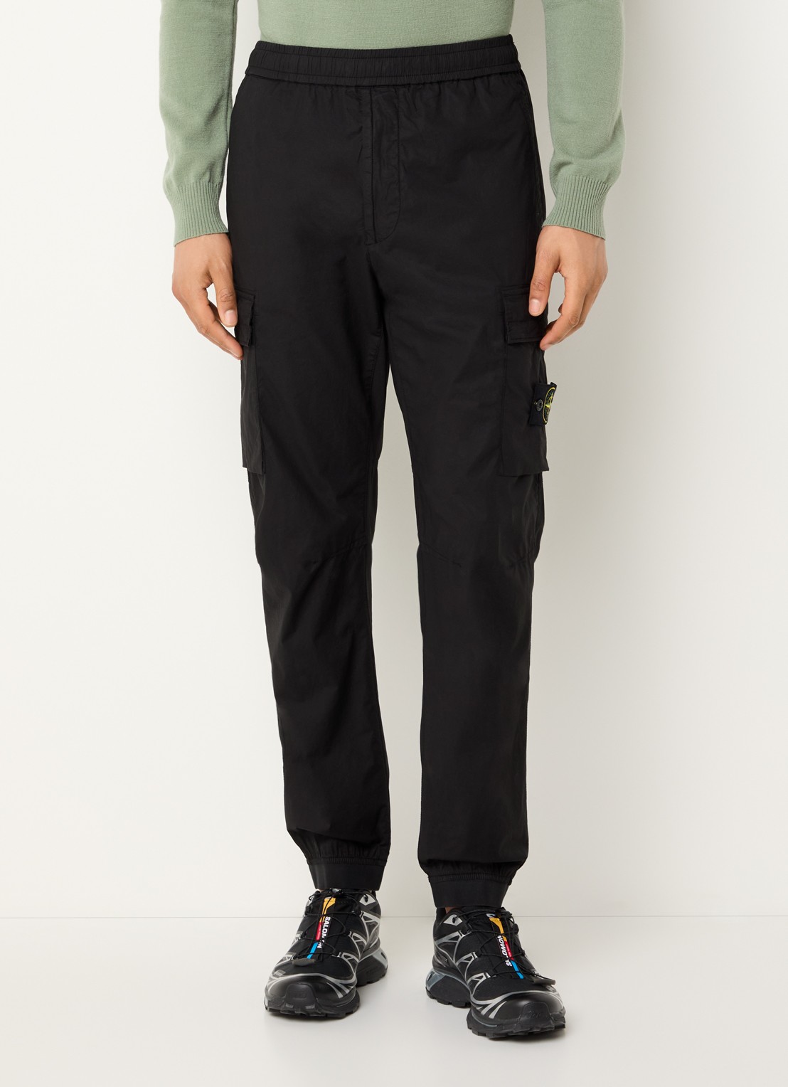 Stone Island 93582 tapered fit cargobroek met steekzakken en logo - detail 4 zwart