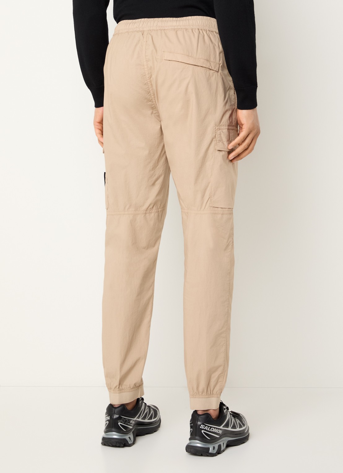 Stone Island 93582 tapered fit cargobroek met steekzakken en logo - achterkant beige