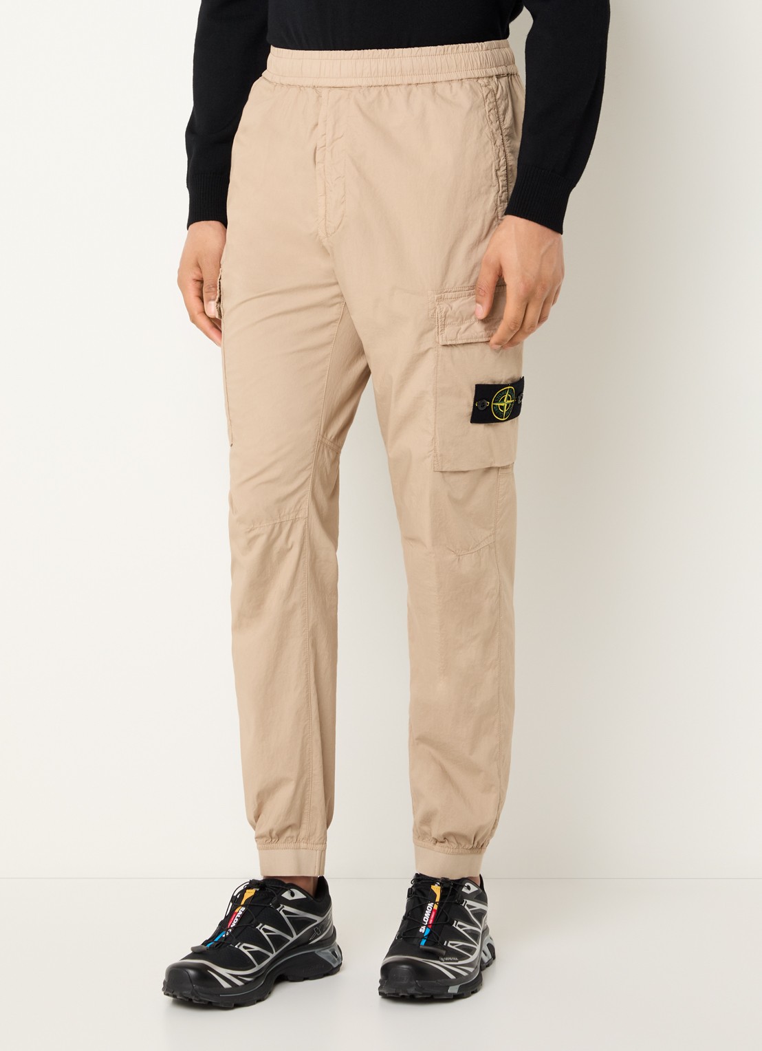 Stone Island 93582 tapered fit cargobroek met steekzakken en logo - detail 4 beige