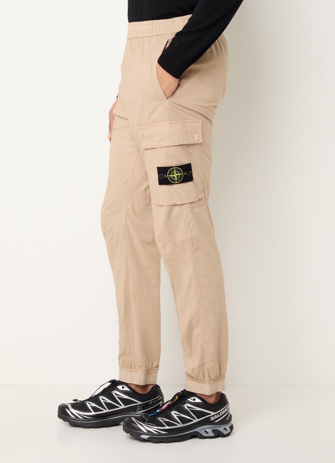 Stone Island 93582 tapered fit cargobroek met steekzakken en logo - detail 5 beige