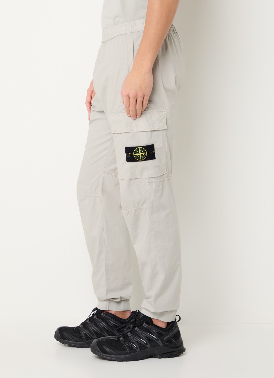 Stone Island 93582 tapered fit cargobroek met steekzakken en logo - detail 2 grijs