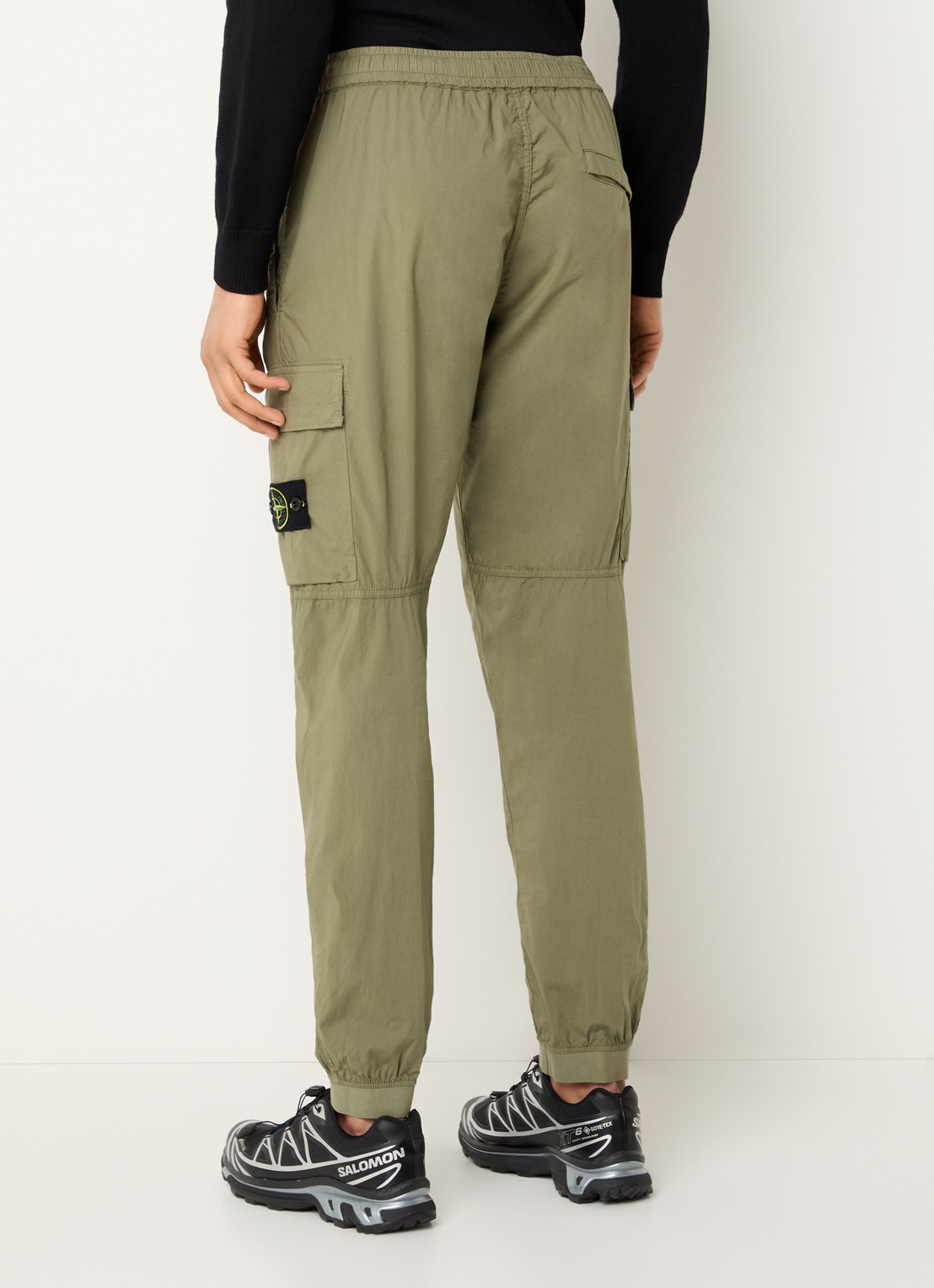Stone Island 93582 tapered fit cargobroek met steekzakken en logo - achterkant mosgroen