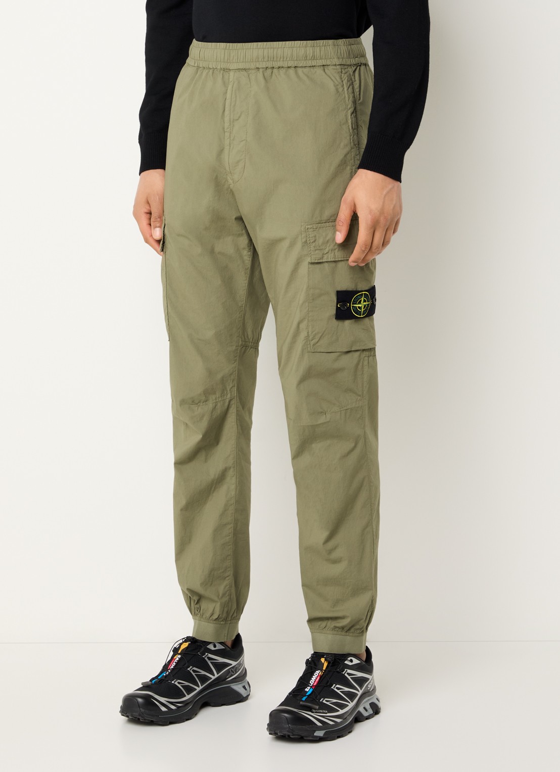 Stone Island 93582 tapered fit cargobroek met steekzakken en logo - detail 4 mosgroen