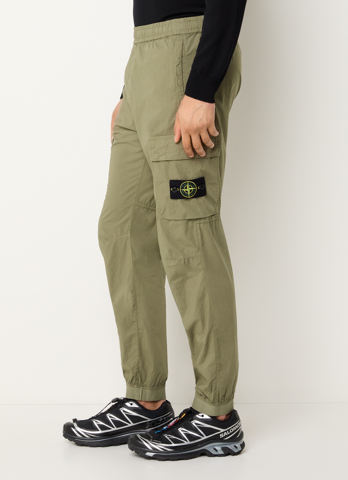 Stone Island 93582 tapered fit cargobroek met steekzakken en logo - detail 5 mosgroen