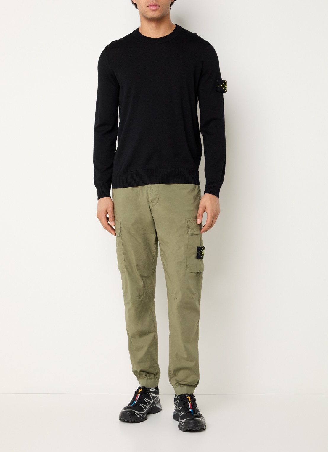 Stone Island 93582 tapered fit cargobroek met steekzakken en logo - voorkant 3 mosgroen