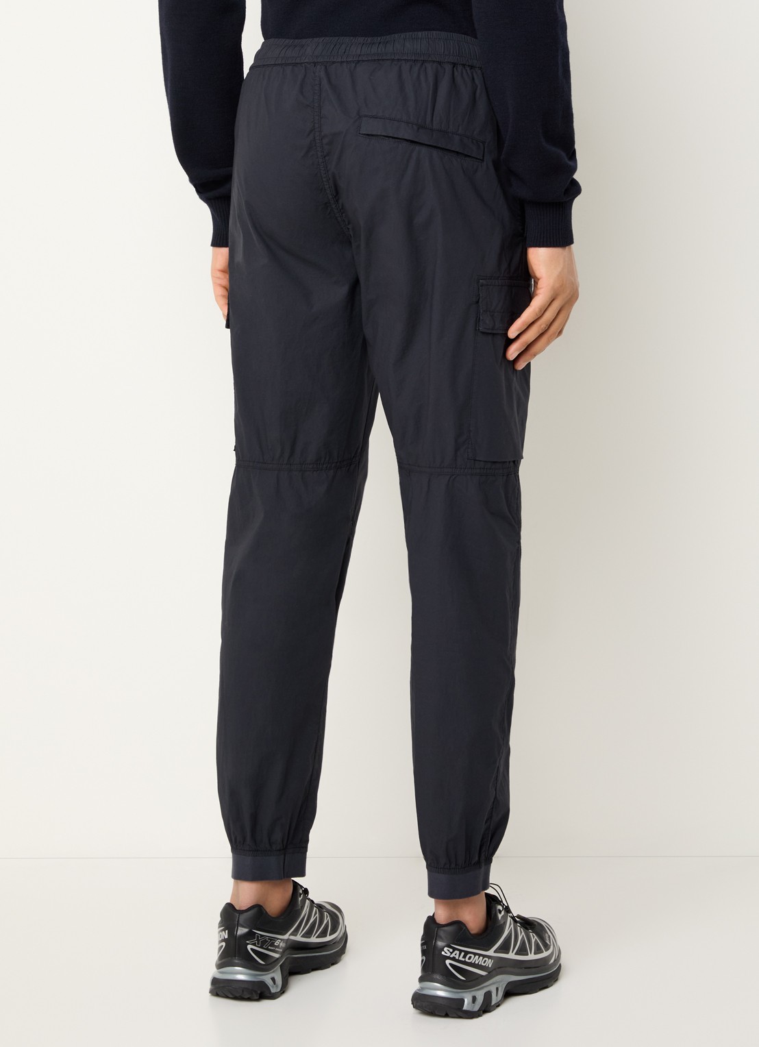 Stone Island 93582 tapered fit cargobroek met steekzakken en logo - achterkant 4 donkerblauw