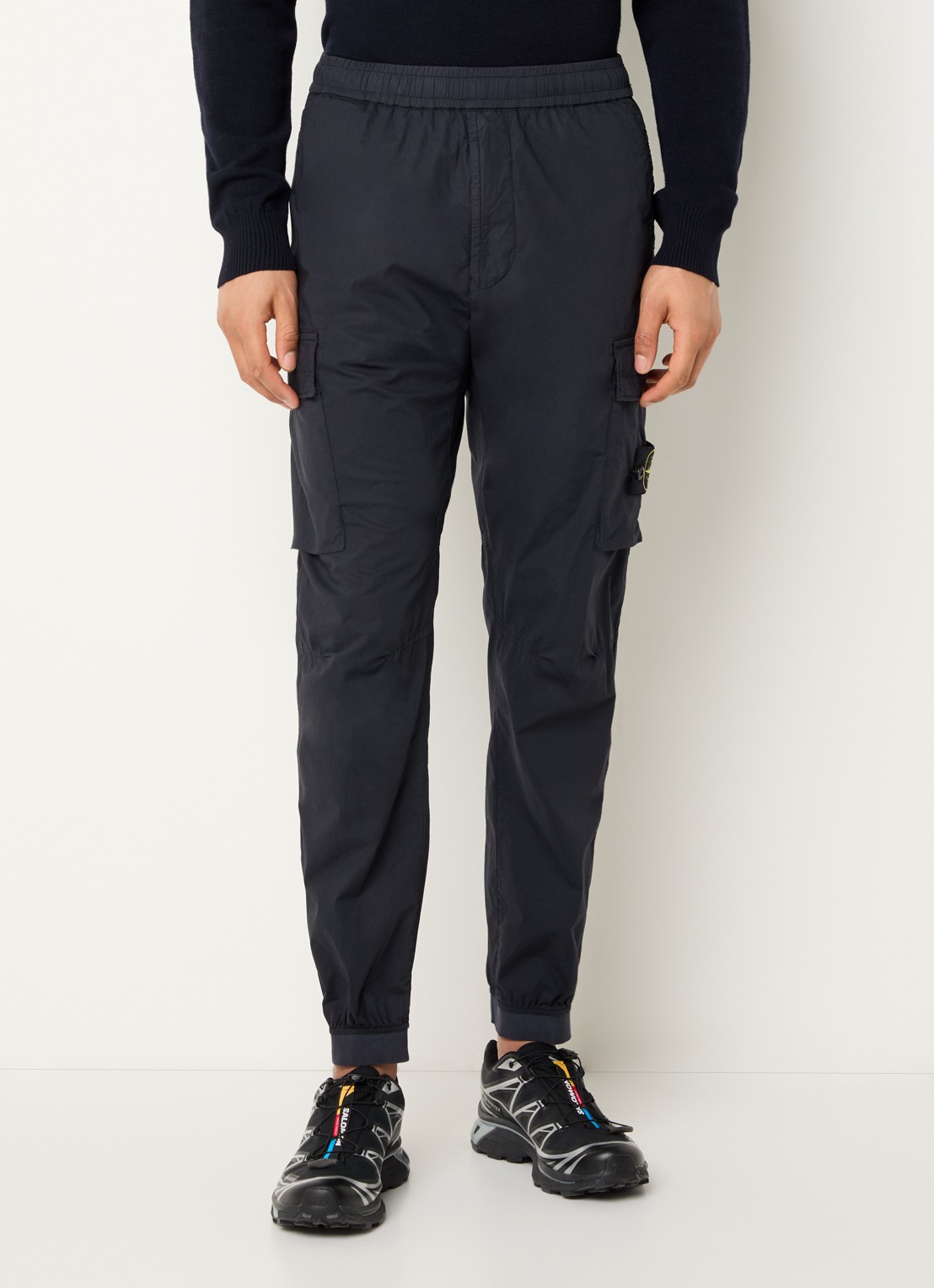 Stone Island 93582 tapered fit cargobroek met steekzakken en logo - detail donkerblauw