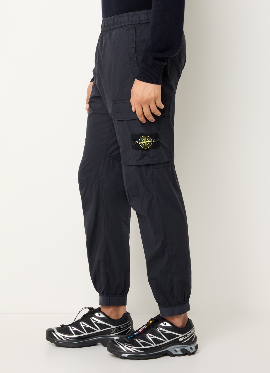 Stone Island 93582 tapered fit cargobroek met steekzakken en logo - detail 2 donkerblauw