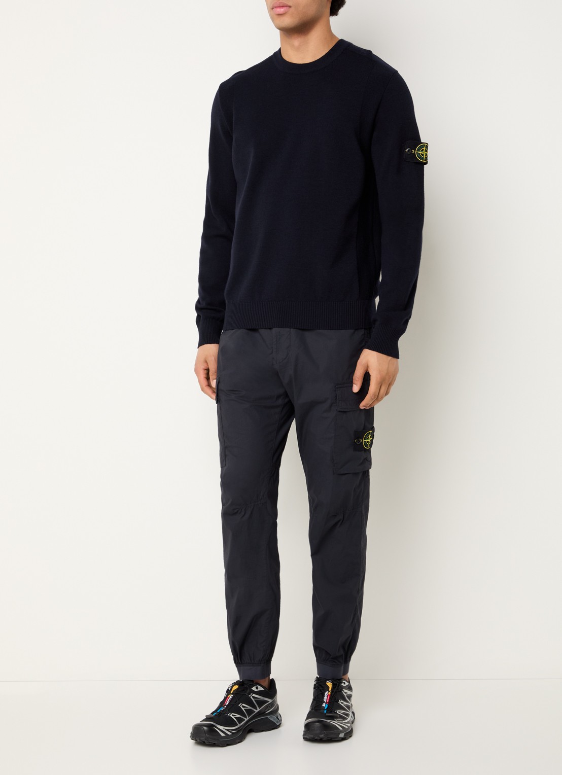 Stone Island 93582 tapered fit cargobroek met steekzakken en logo - voorkant 6 donkerblauw