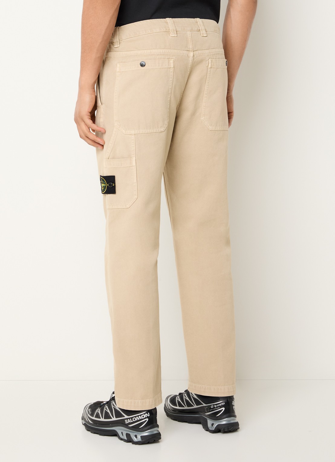 Stone Island 94459 straight fit cargobroek met steekzakken - achterkant beige