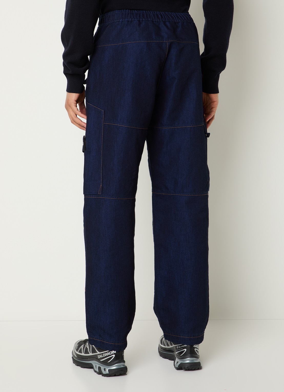 Stone Island K2S15 straight fit cargobroek van denim met klepzakken en logo - achterkant 4 indigo