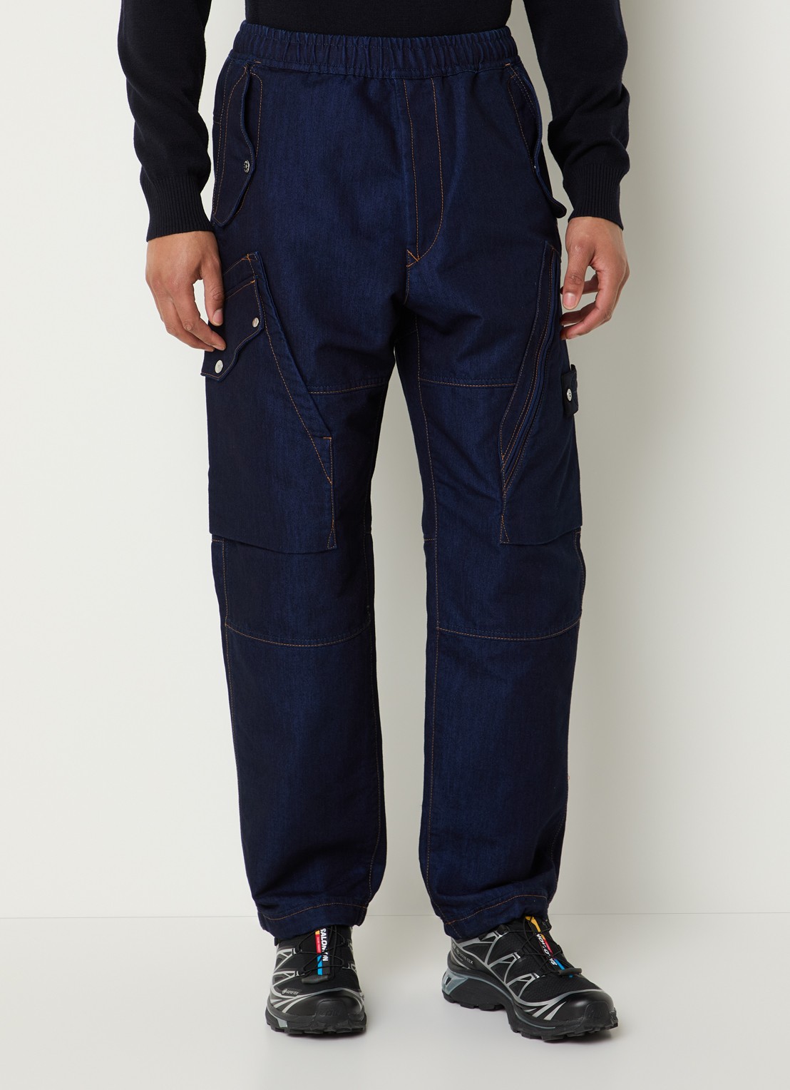 Stone Island K2S15 straight fit cargobroek van denim met klepzakken en logo - detail indigo