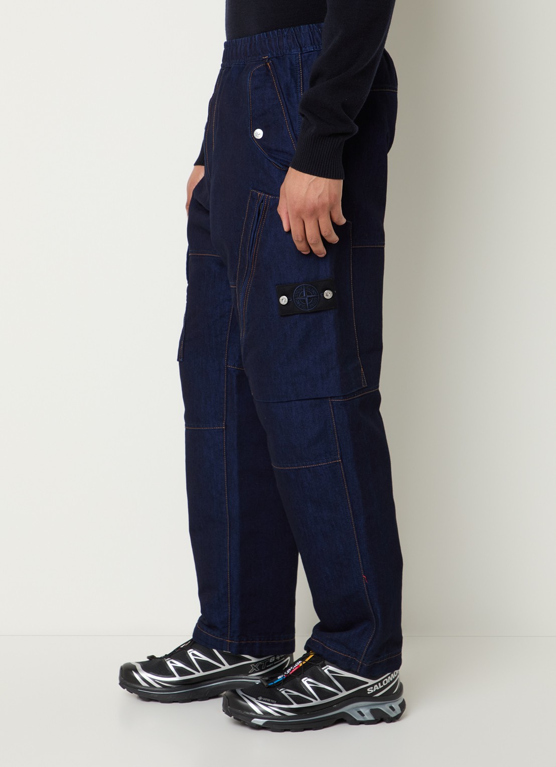 Stone Island K2S15 straight fit cargobroek van denim met klepzakken en logo - detail 2 indigo