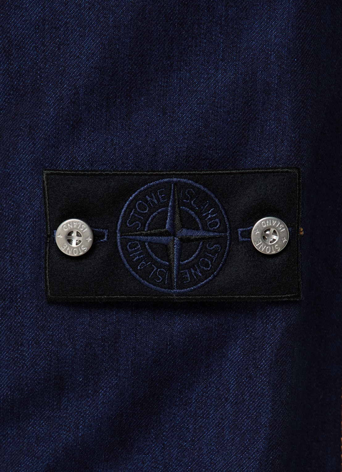 Stone Island K2S15 straight fit cargobroek van denim met klepzakken en logo - detail 3 indigo