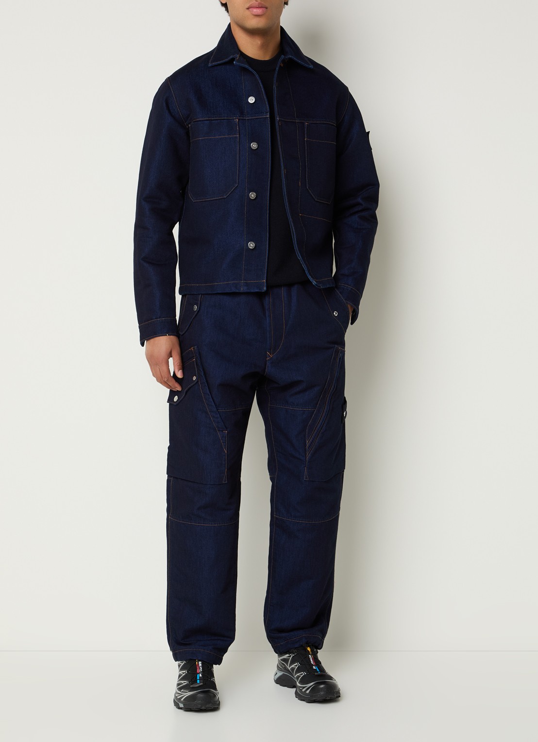 Stone Island K2S15 straight fit cargobroek van denim met klepzakken en logo - voorkant 6 indigo