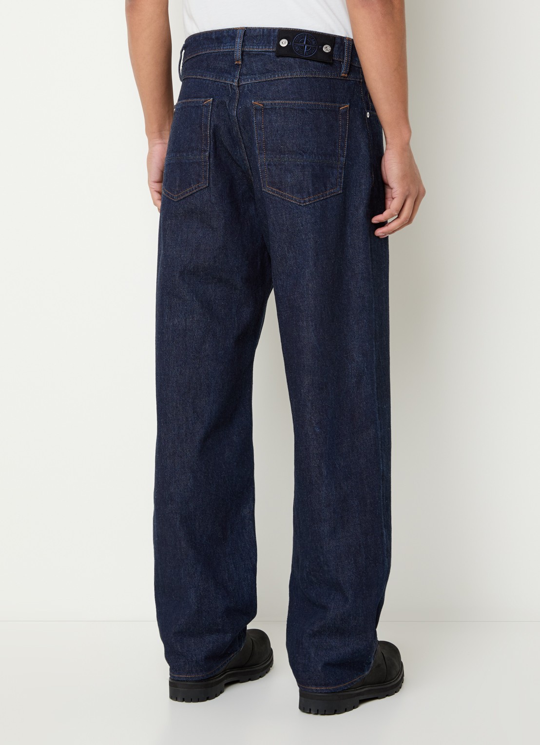 Stone Island KS215 loose fit jeans met donkere wassing - achterkant donkerblauw