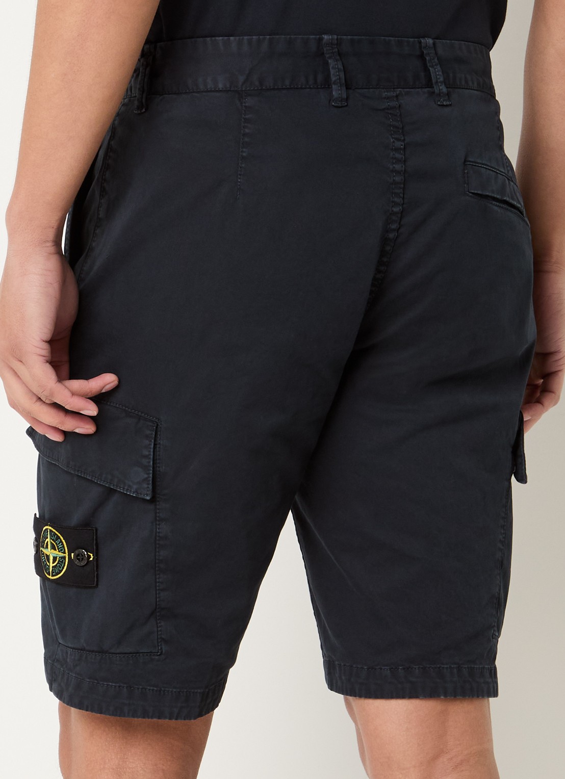 Stone Island S0004 Straight fit korte cargobroek met logo - achterkant donkerblauw