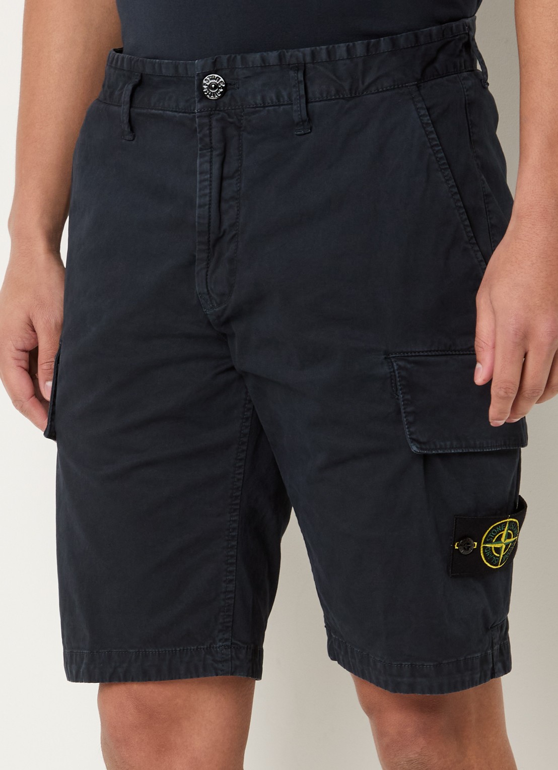 Stone Island S0004 Straight fit korte cargobroek met logo - detail 2 donkerblauw
