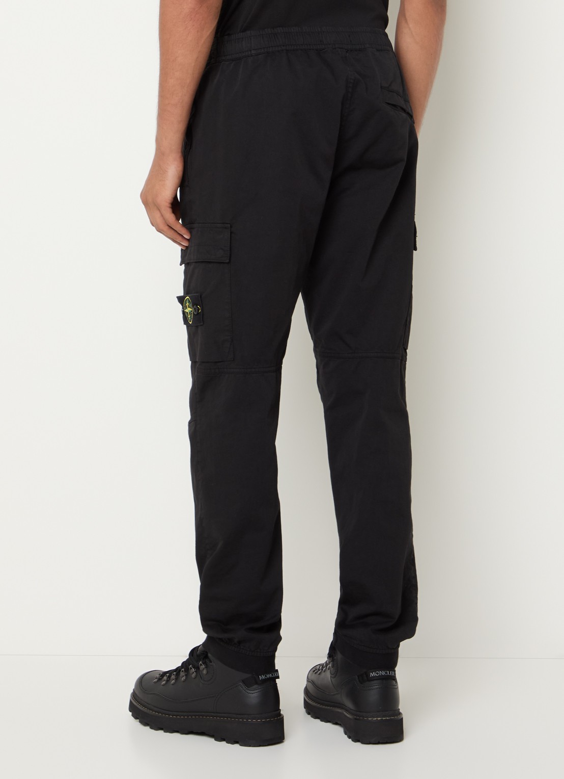 Stone Island S0014 slim fit cargobroek in wolblend met klepzakken - achterkant zwart