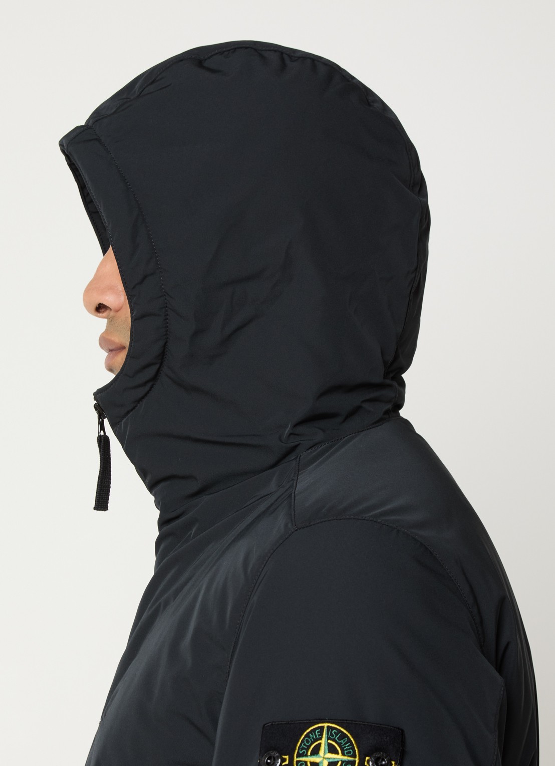 Stone Island S0026 gewatteerd jack met capuchon en steekszakken - detail 5 zwart