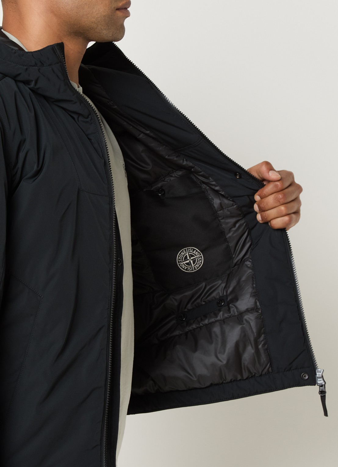 Stone Island S0026 gewatteerd jack met capuchon en steekszakken - detail 6 zwart