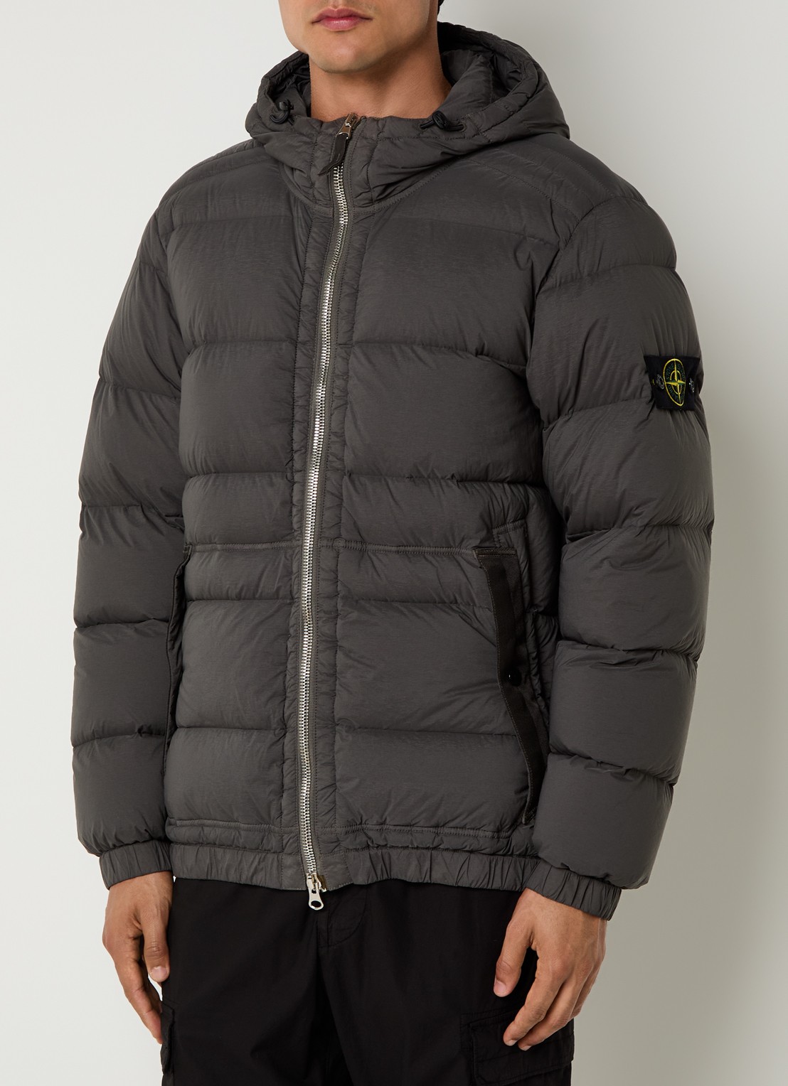 Stone Island S0028 puffer jack met donsvulling en logo - detail 2 antraciet