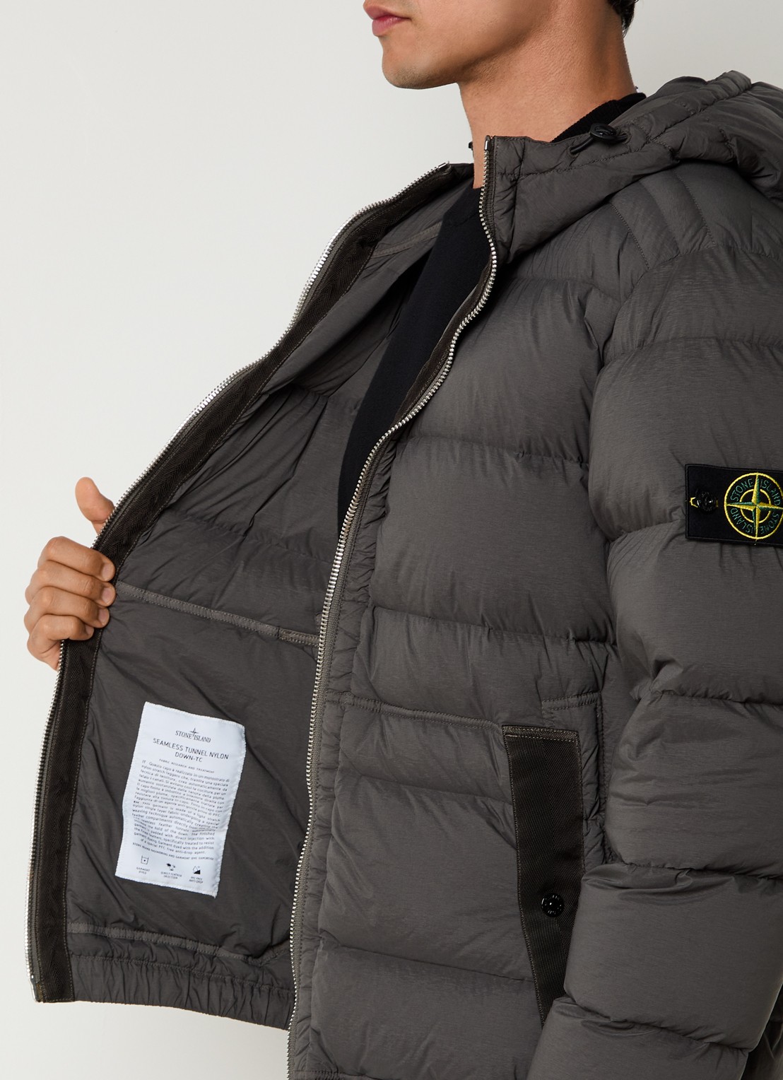 Stone Island S0028 puffer jack met donsvulling en logo - detail 4 antraciet