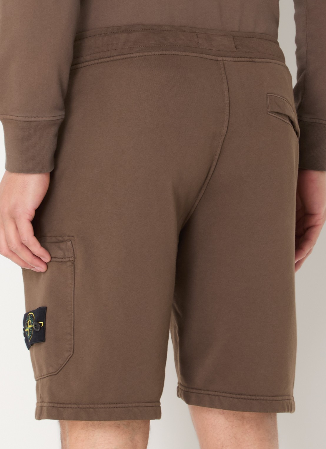 Stone Island S0051 straight fit korte joggingbroek met logo - achterkant 3 donkerbruin