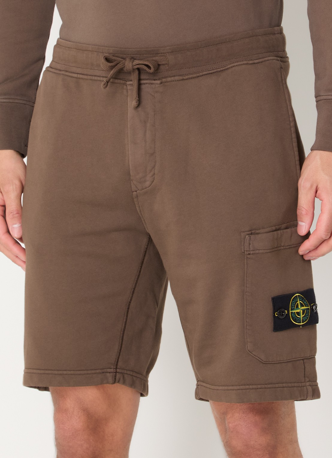 Stone Island S0051 straight fit korte joggingbroek met logo - detail donkerbruin