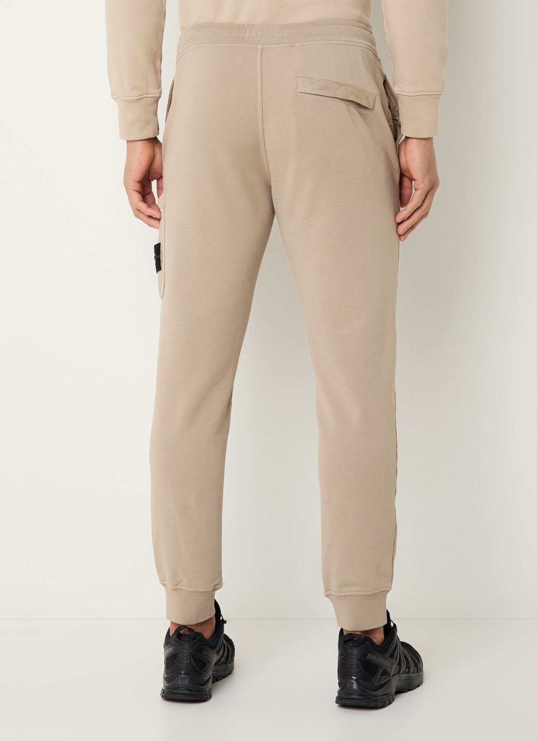 Stone Island S0051 tapered fit joggingsbroek met opgestikte zakken - achterkant 3 vanillegeel
