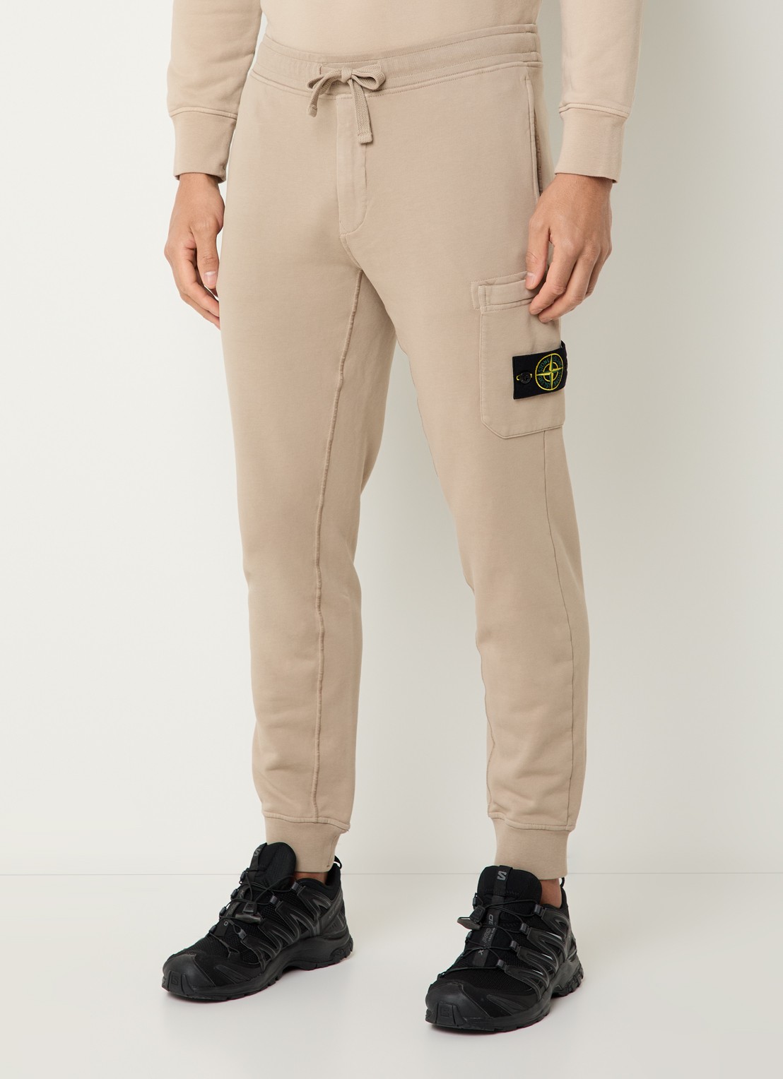 Stone Island S0051 tapered fit joggingsbroek met opgestikte zakken - detail 4 vanillegeel