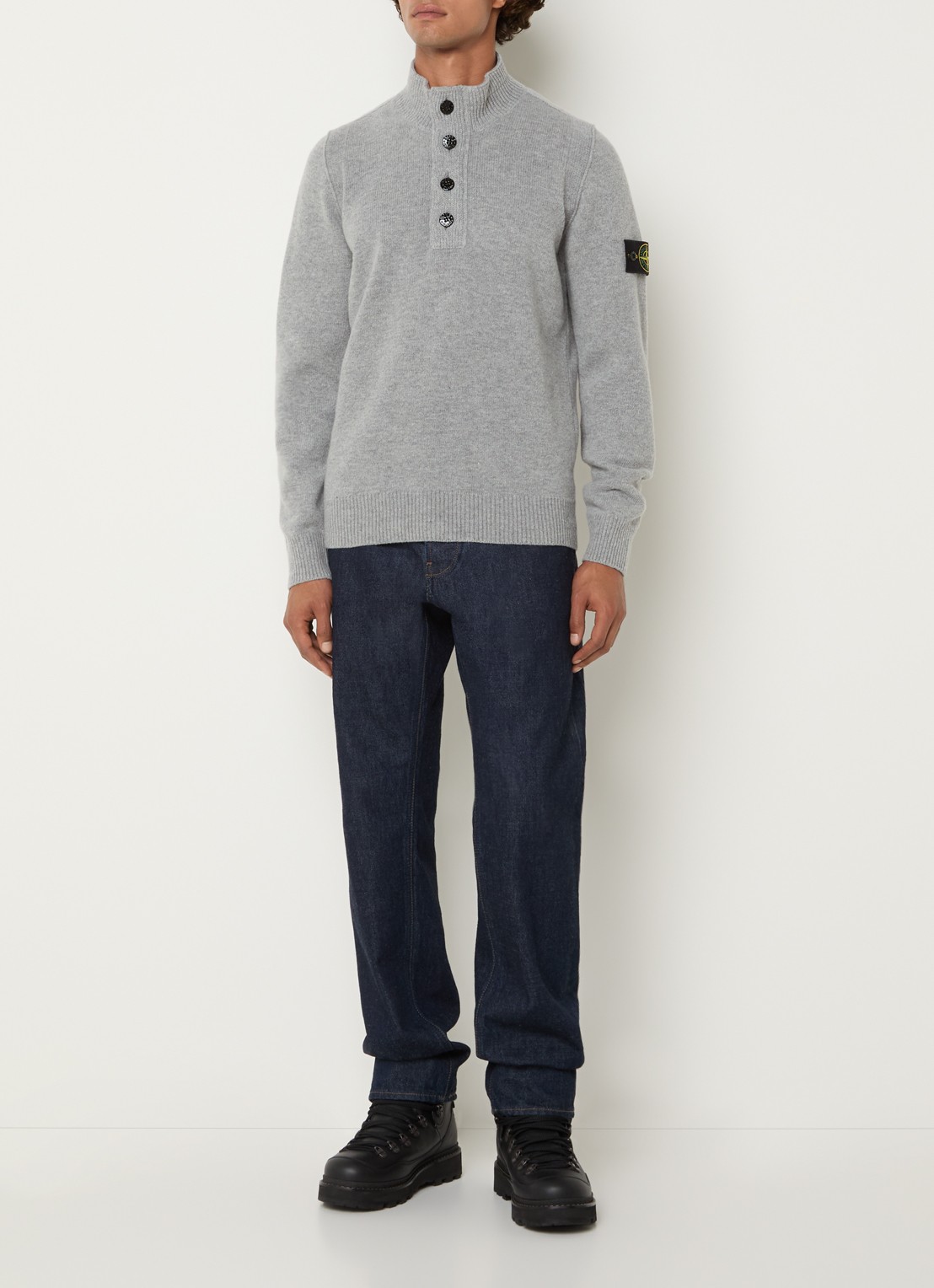 Stone Island S00A3 fijngebreide trui in wolblend met logo - voorkant 4 lichtgrijs