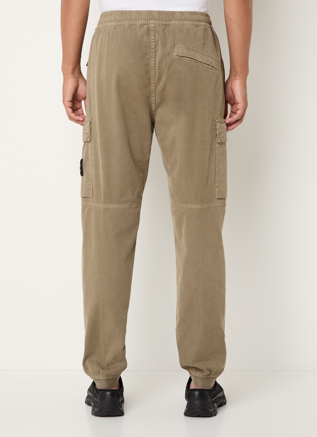Stone Island S00L1 tapered fit cargobroek met steekzakken en logo - achterkant 4 mosgroen