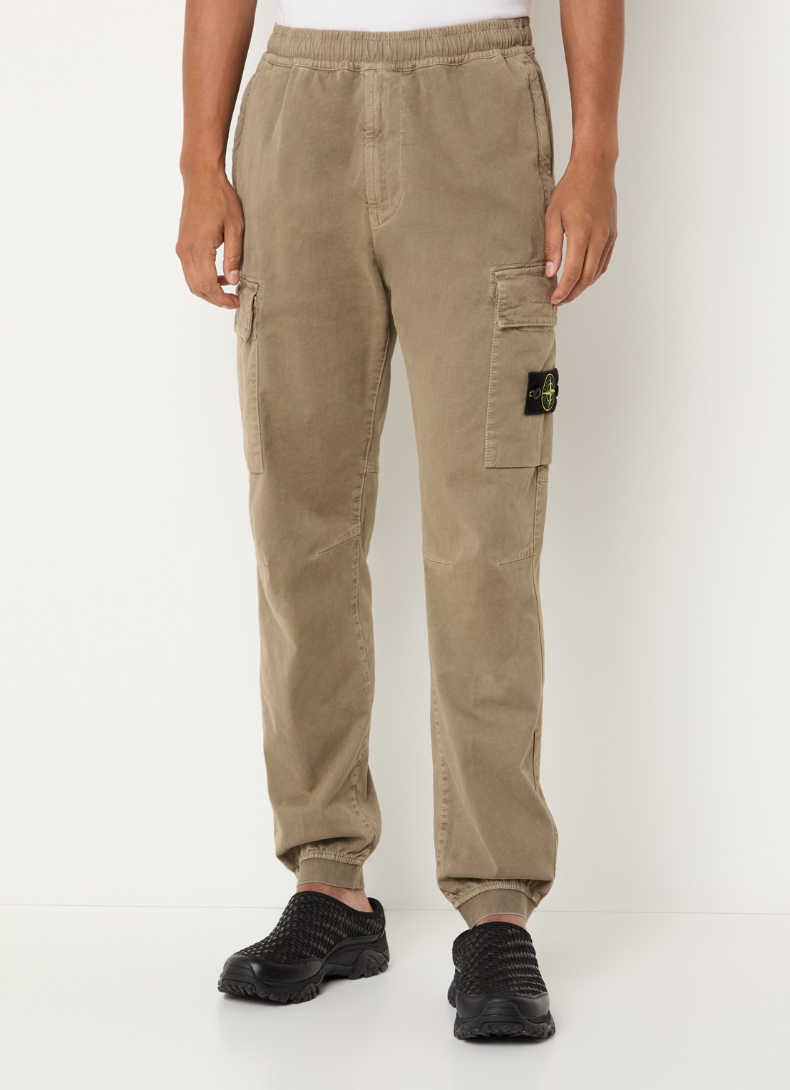 Stone Island S00L1 tapered fit cargobroek met steekzakken en logo - detail mosgroen