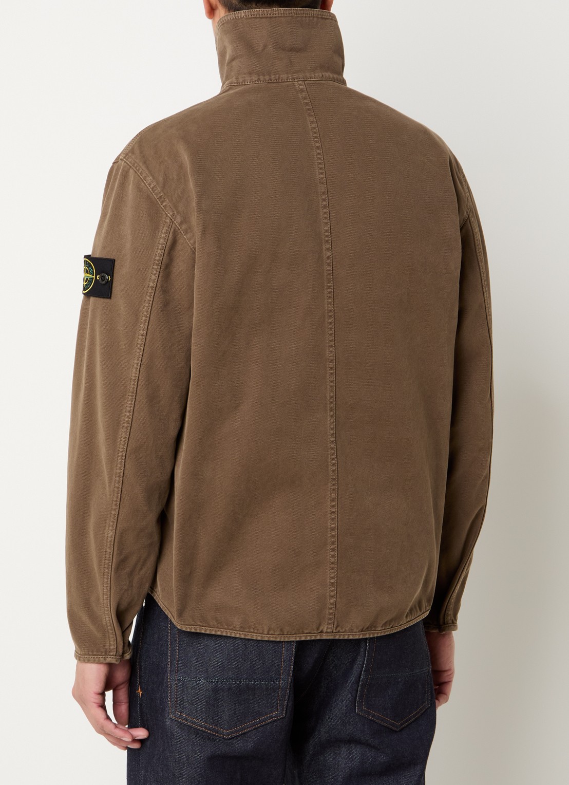 Stone Island S0184 spijkerjas met borstzak en logo - achterkant 3 lichtbruin